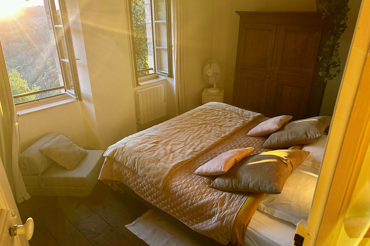 Gîte-Maison : Chambre romantique avec vue sur les montagnes et la vallée des cascades. Plein ouest. Lit King-size 180x200 cm, literie premium. Chaud et douillet en hiver, frais en été.