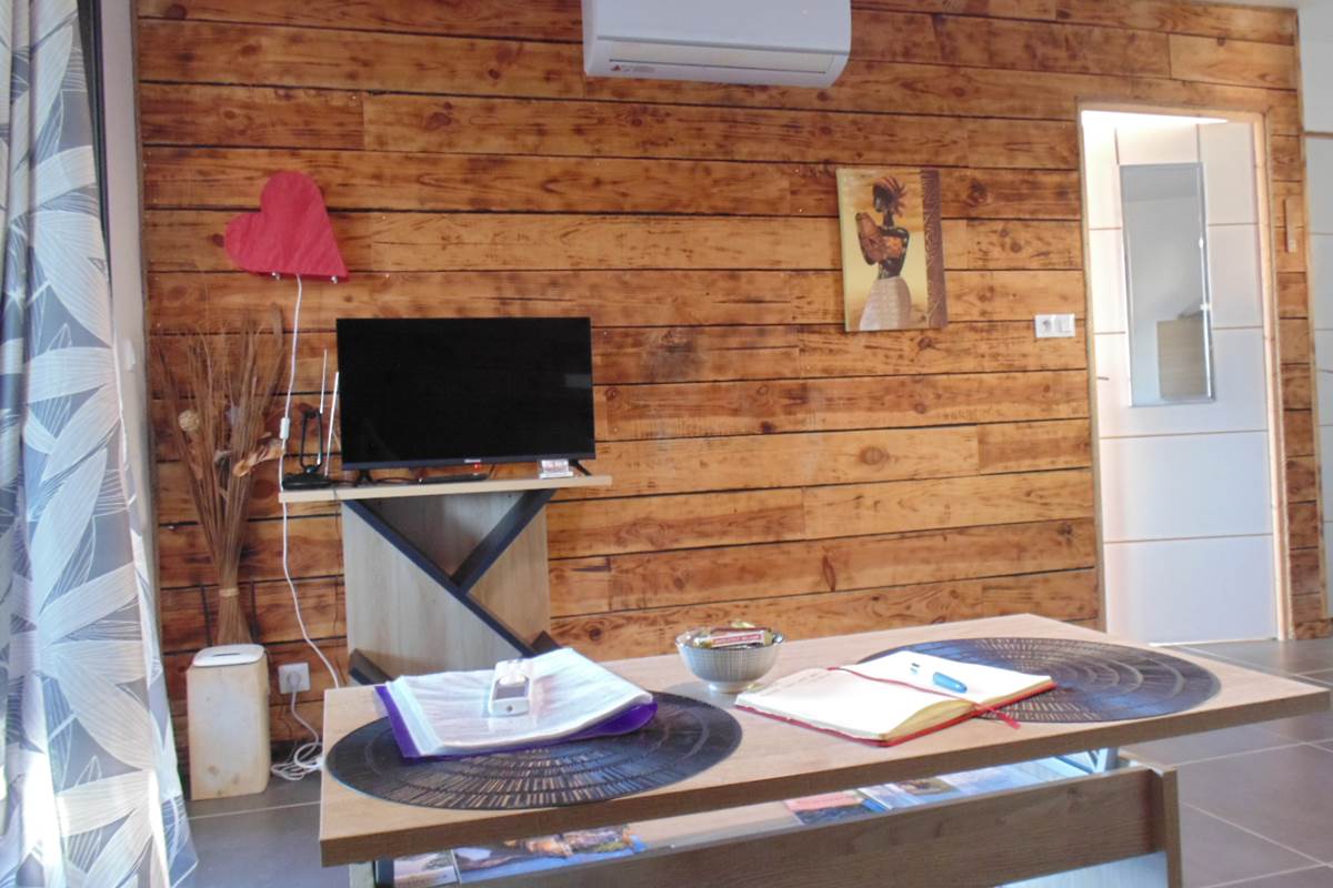 Salon avec TV connectée