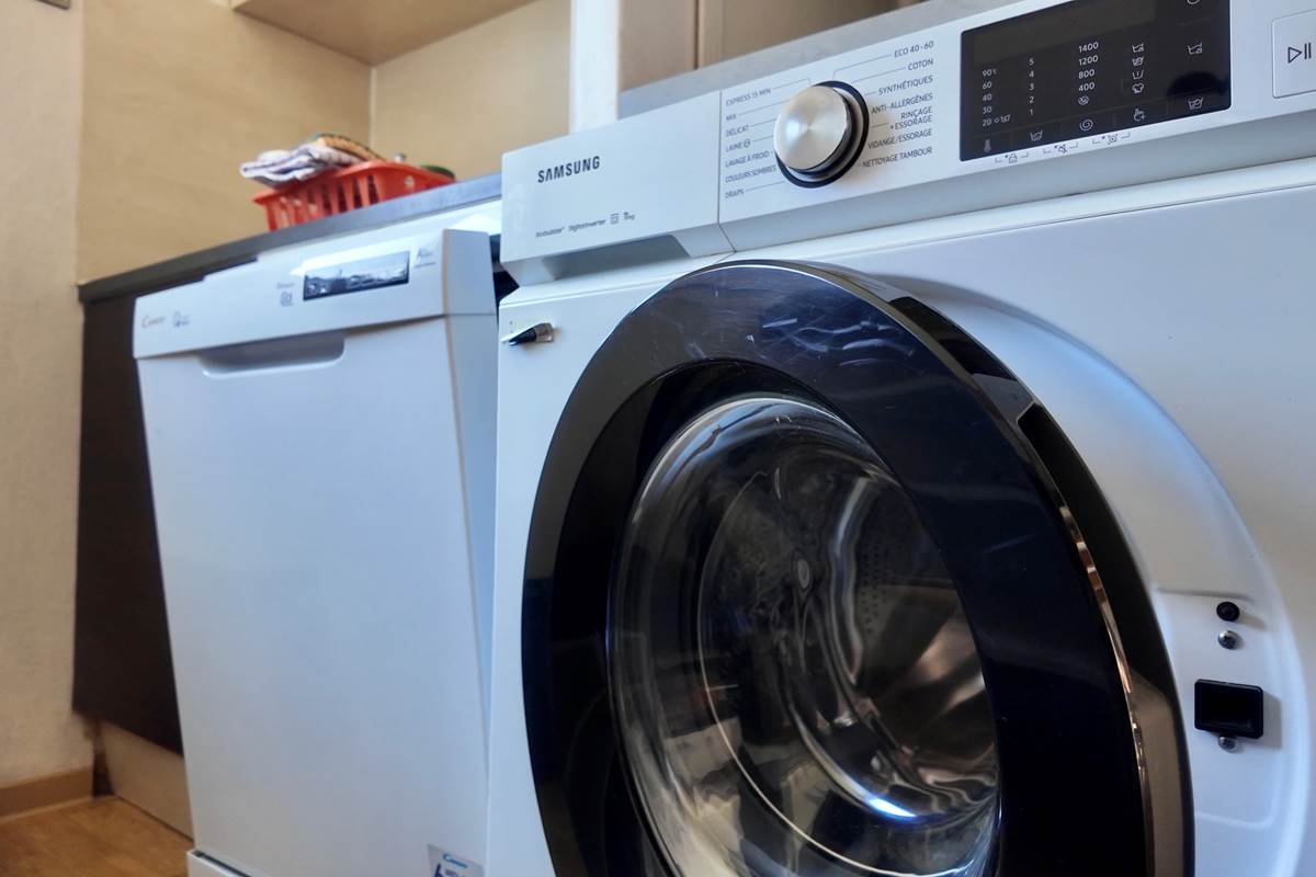 cuisine équipée avec lave vaisselle et lave linge