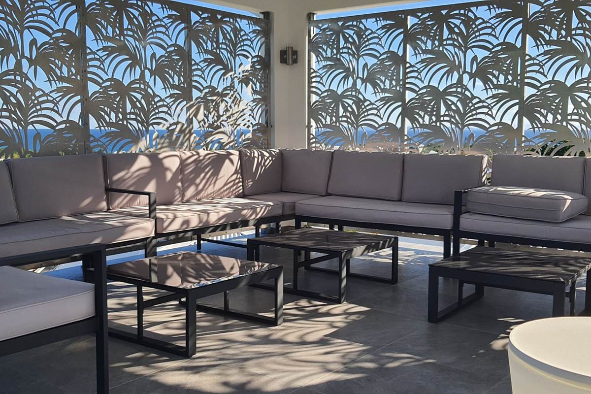 Le carbet avec coin salon de jardin