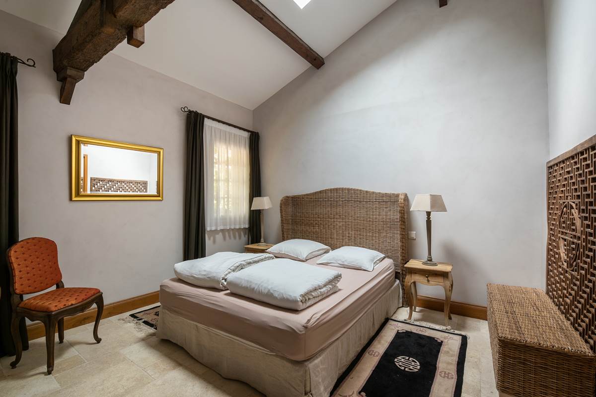 Chambre lit double, rez de chaussée, tourisme et handicap, salle de bain privative, vue jardin et rivière, vignoble, chambres d'hôtes