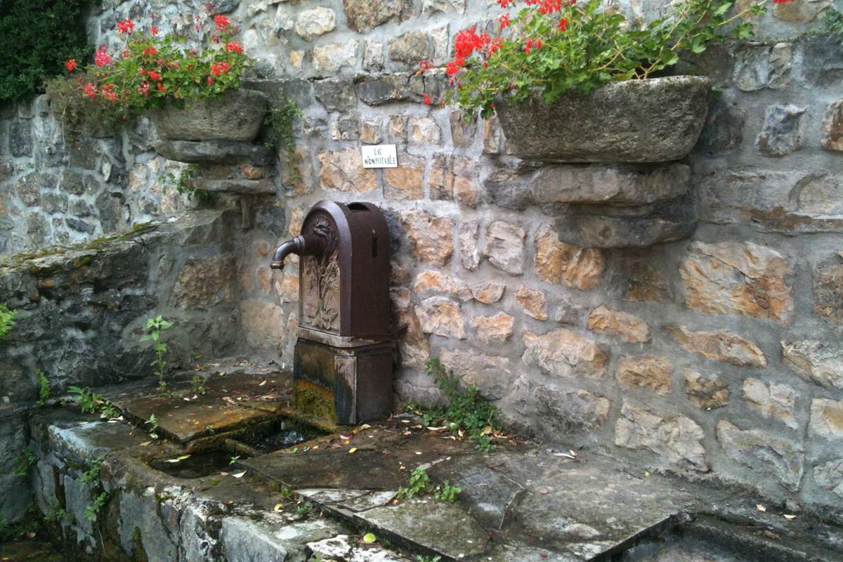 Fontaine dans le village médiéval de Compeyre