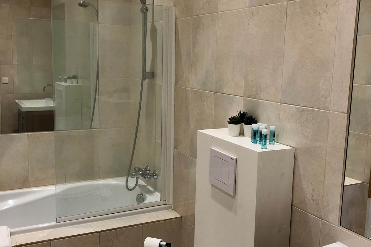 Salle de bain prvative baignoire douche, lavabo, toilette