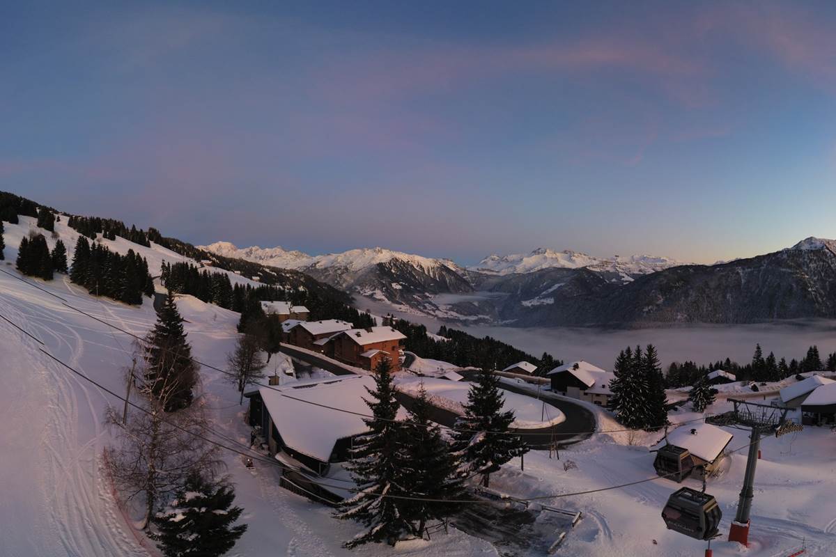 Vue arrière et chalet de Bisanne au premier plan