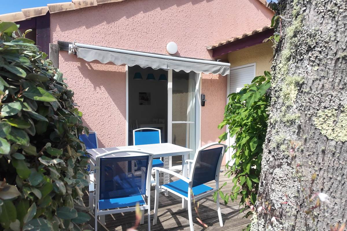 terrasse privative et salon de jardin