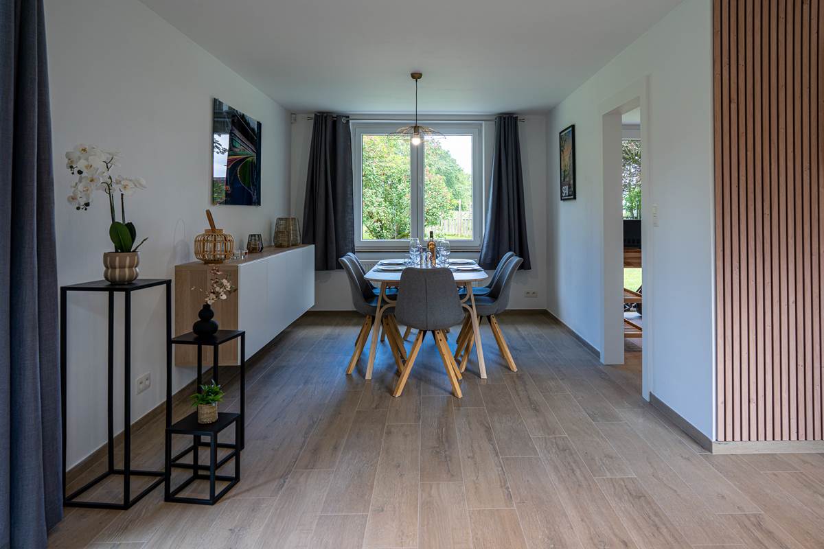 Salla à manger avec vue sur le jardin