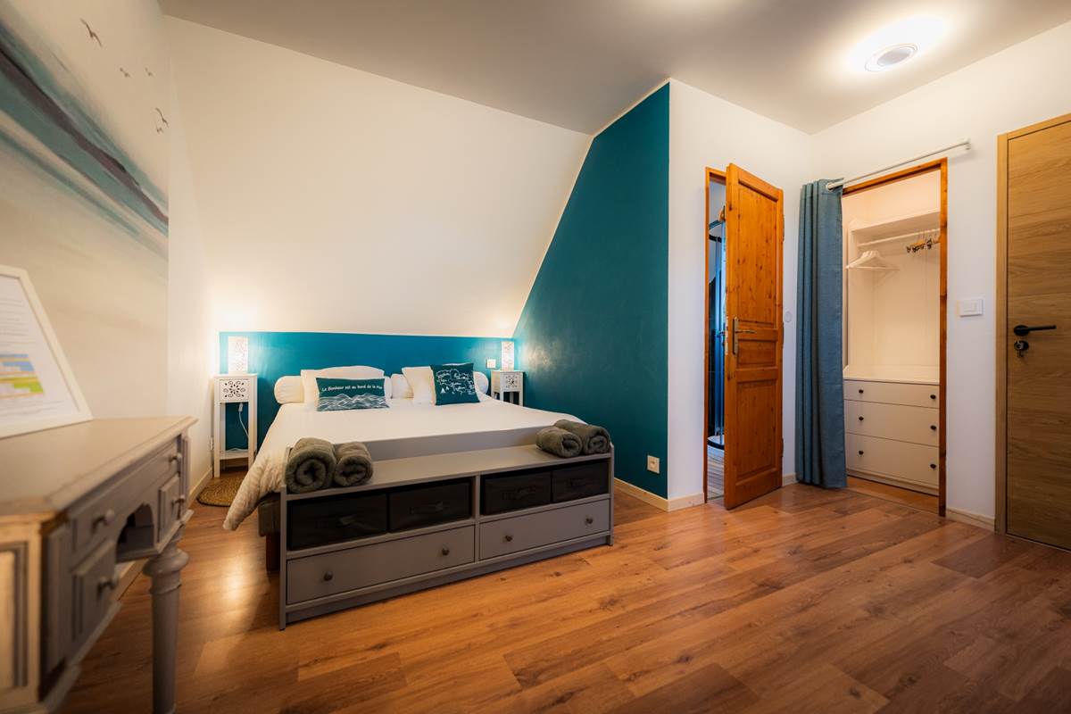 Chambre plage du Loch: le lit, le dressing et la salle de bain