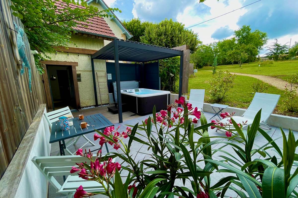 terrasse-spa-privatif-parc-studio-tournesol-Dordogne