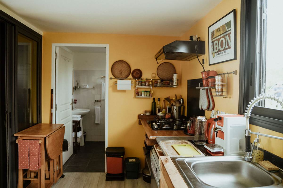 La cuisine, le coin gazinière et accés à la salle de bain