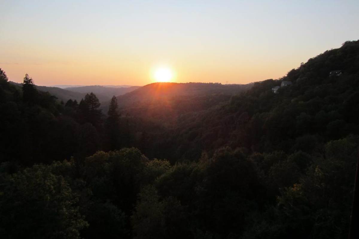 Gîtes "Le Chant des Sources" : Vue sur les Montagnes et la Vallée des Cascades plein Ouest.