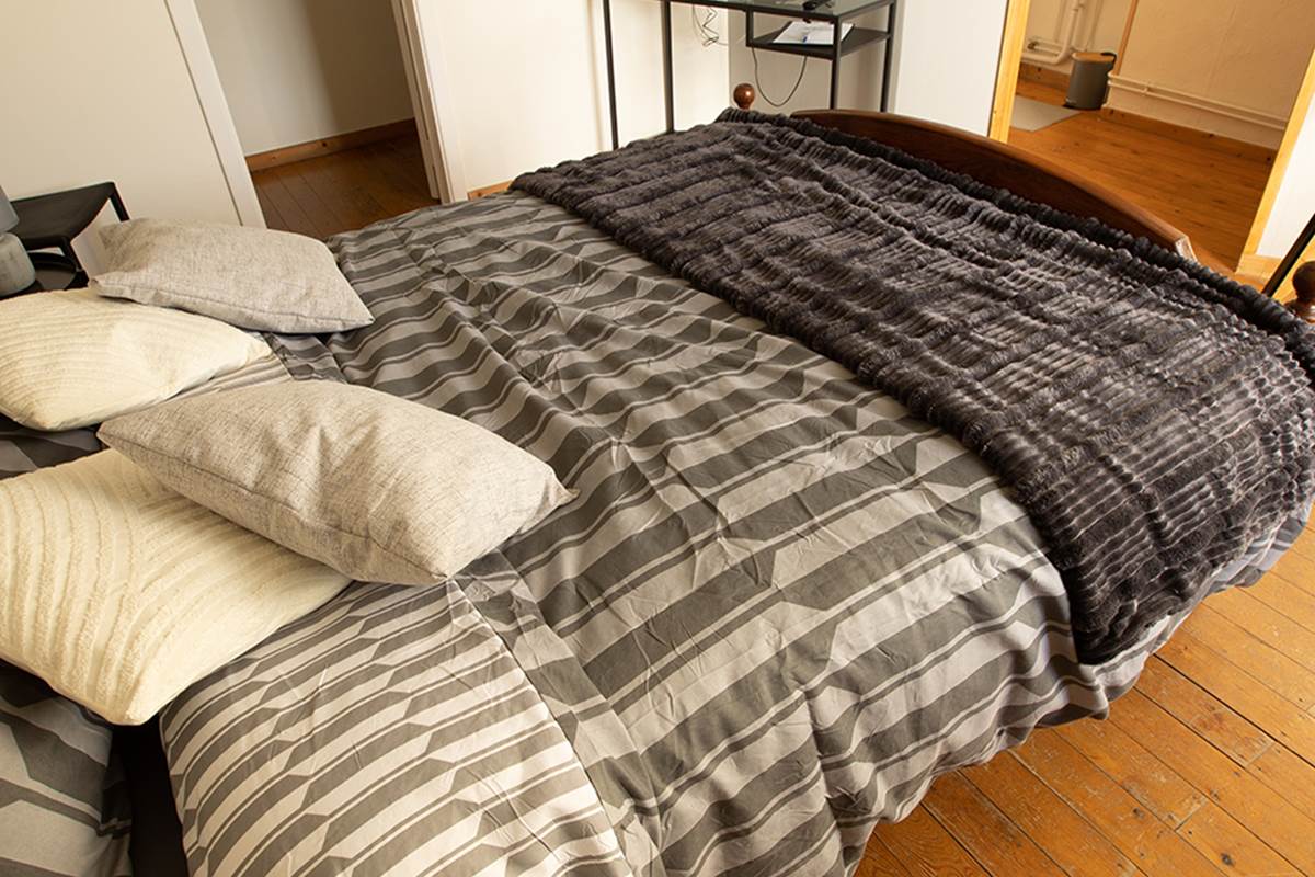 Chambre Calestienne le lit