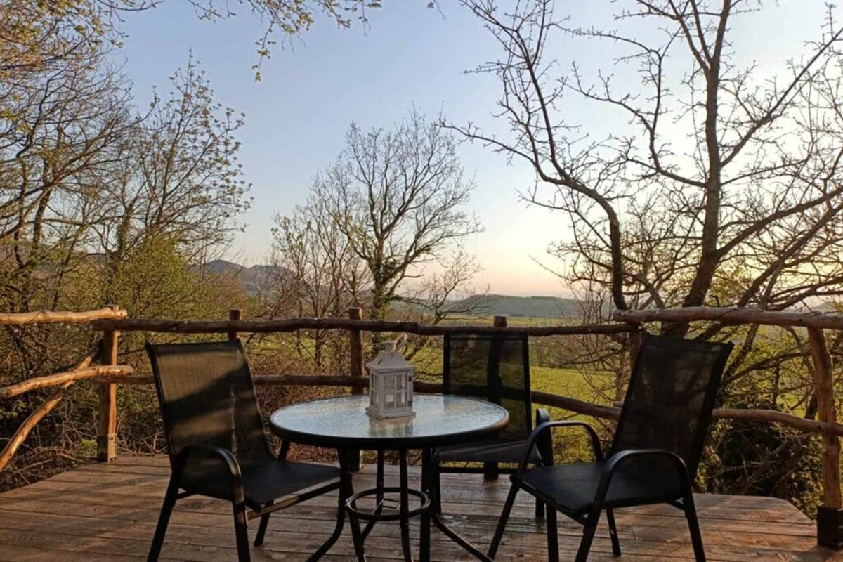 Terrasse orientée vers la plaine et la vallée du Rhône.