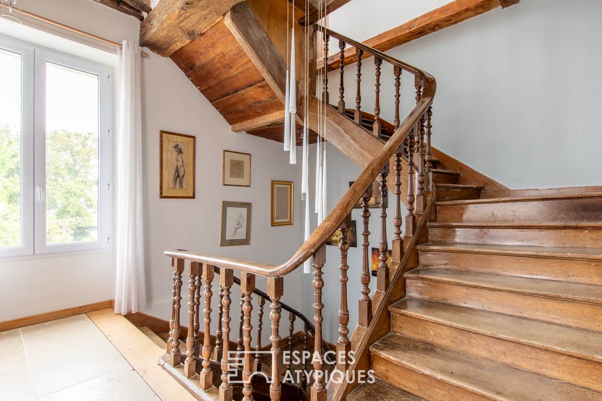 Manoir : accès aux chambres d'hôtes via cet escalier majestueux