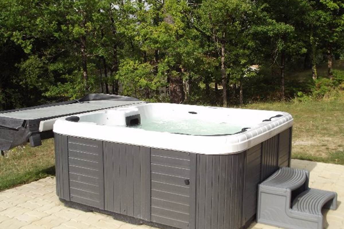 ETANG VALLIER RESORT JACUZZI VILLA HELEEN