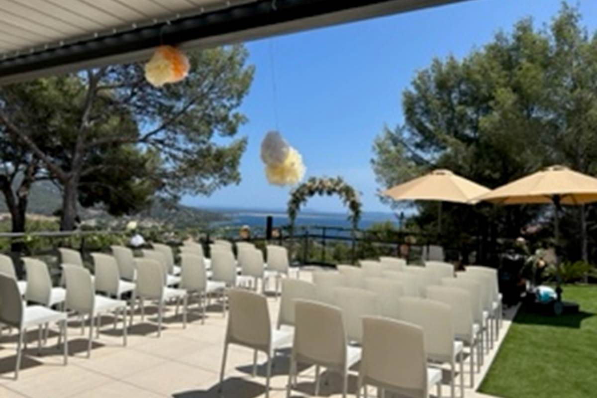 Terrasse aménagée lors d'un mariage