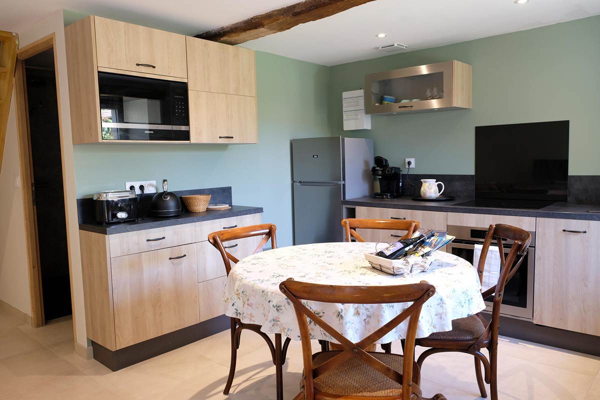Cuisine équipée du gîte en Touraine, alliant charme ancien et confort moderne pour vos repas en famille