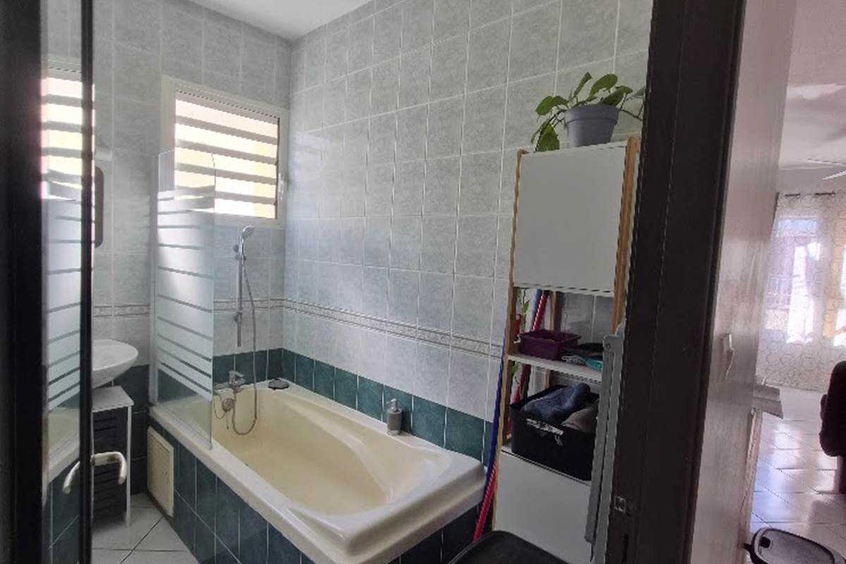 T2 Le frangipanier, salle de bain