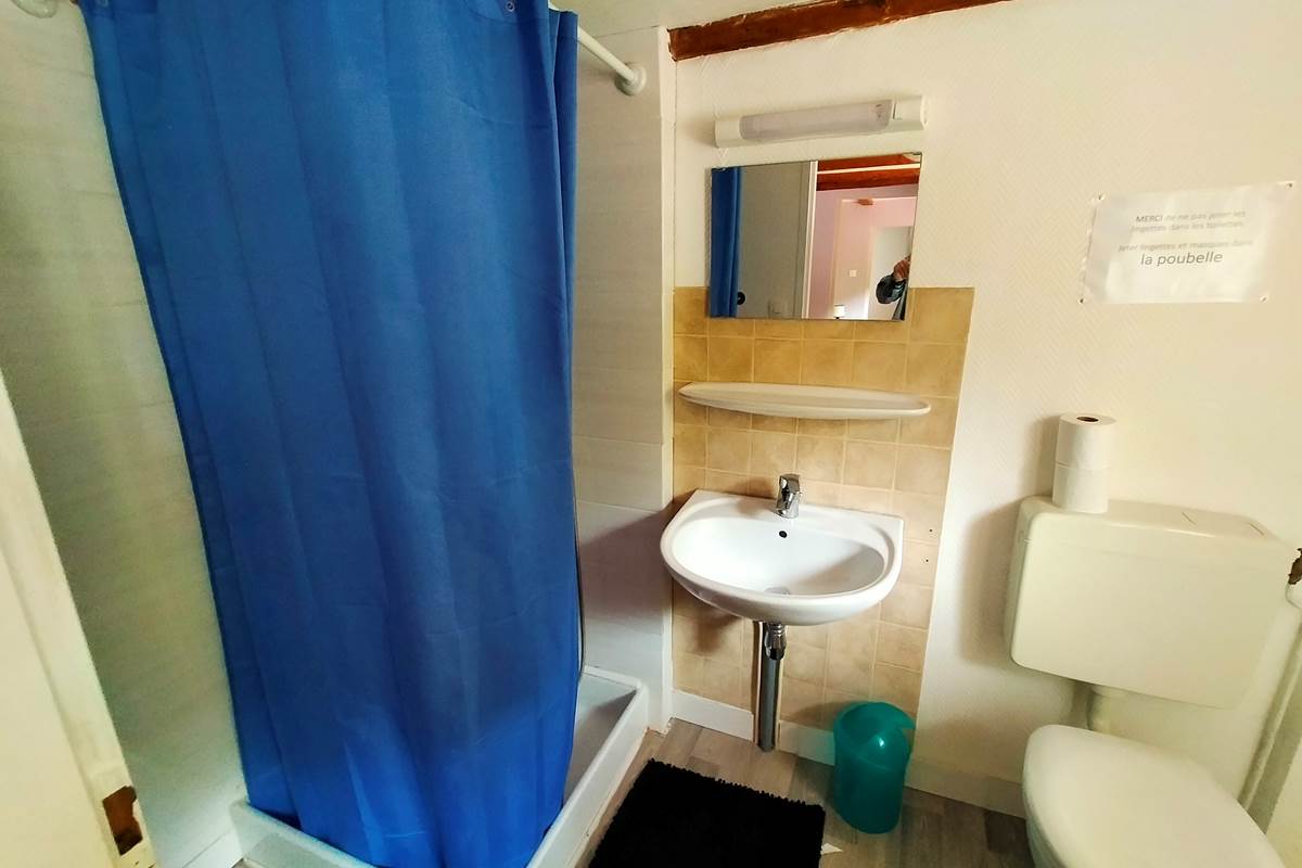 CHAMBRE 16 SALLE DE BAIN