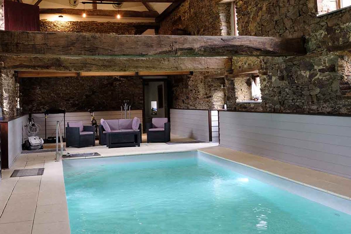 Espace détente au bord de la piscine