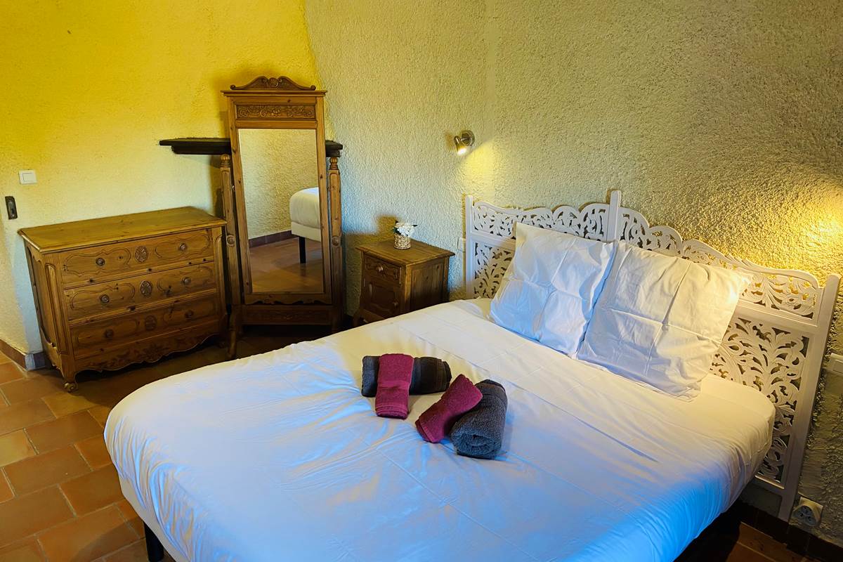 Mas Néoulous chambre n°4 gd lit 160 commode