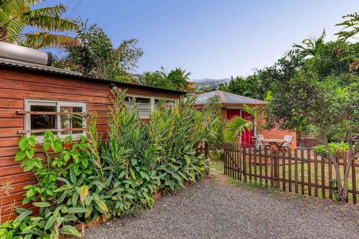 arking-prive-du-bungalow-ti-caze-nature-location-saisonniere-cazadodo-la-reunion.jpg