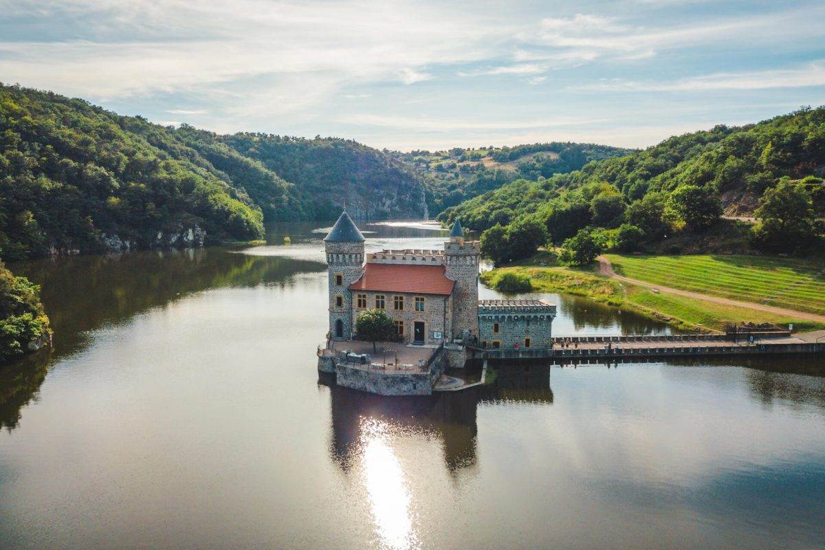 Le château de la Roche au milieu du fleuve Loire © Clovis Huet - RT