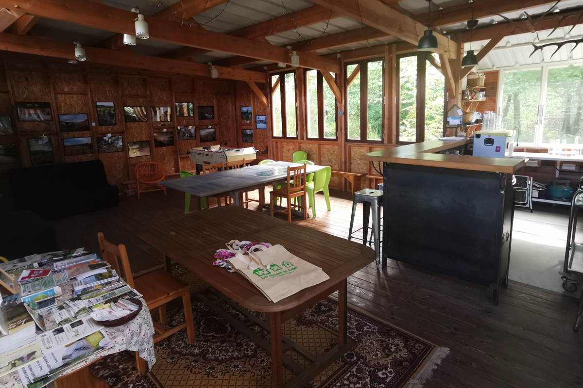 La grande salle et le bar pour de multiples usages