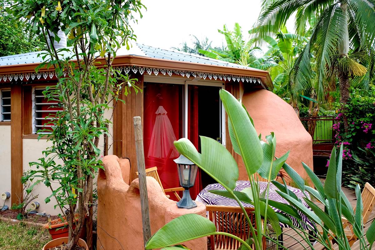 la-terrasse-du-bungalow-equipe-ti-caze-dodo-a-etang-sale-974.jpg