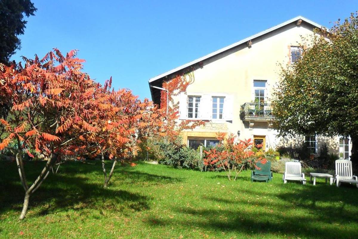 A la Grenouille du Jura. Petite maison Bourgeoise de 1832, grand parc arboré de 2500 m² au calme absolu et frais en été. Pelouse et sapins