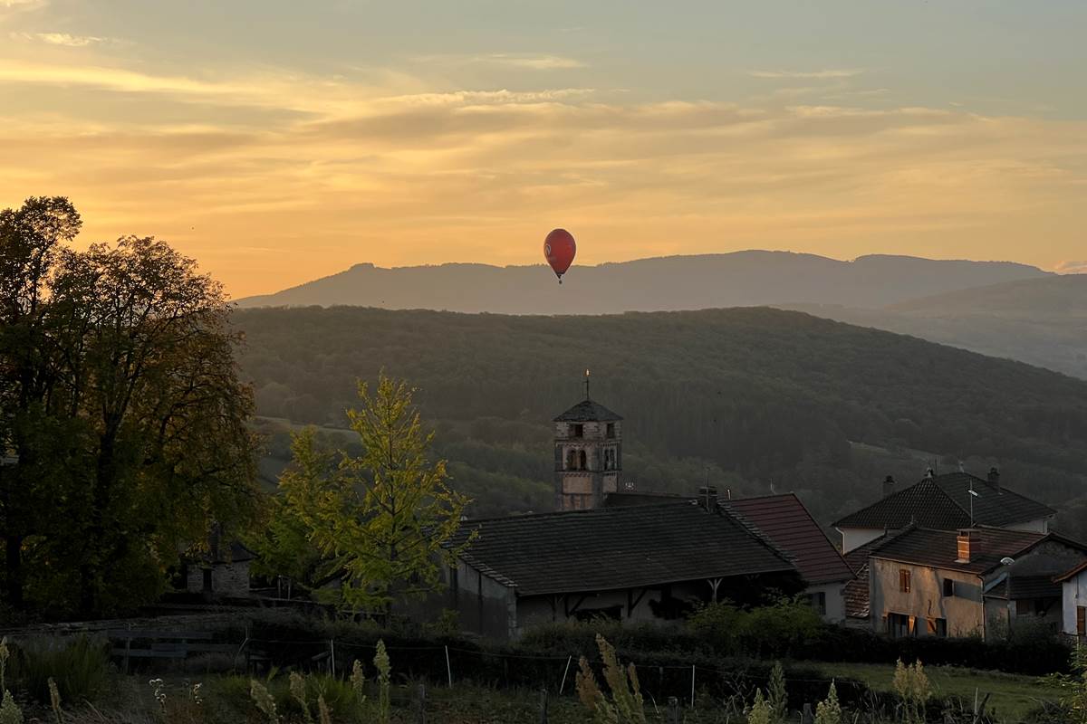 vue sur le village de Bergesserin avec montgolfière "route71"