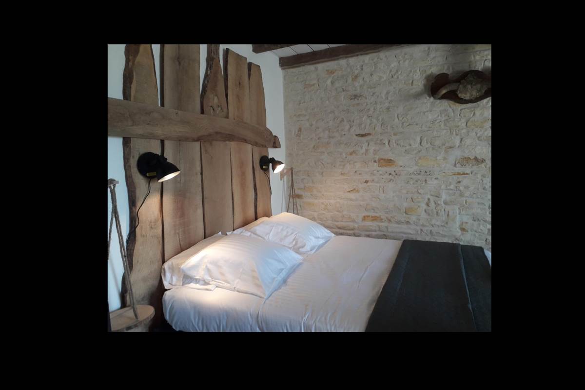 Literie neuve 160 qualité hotelière, tablettes suspendues et éclairage sensitif