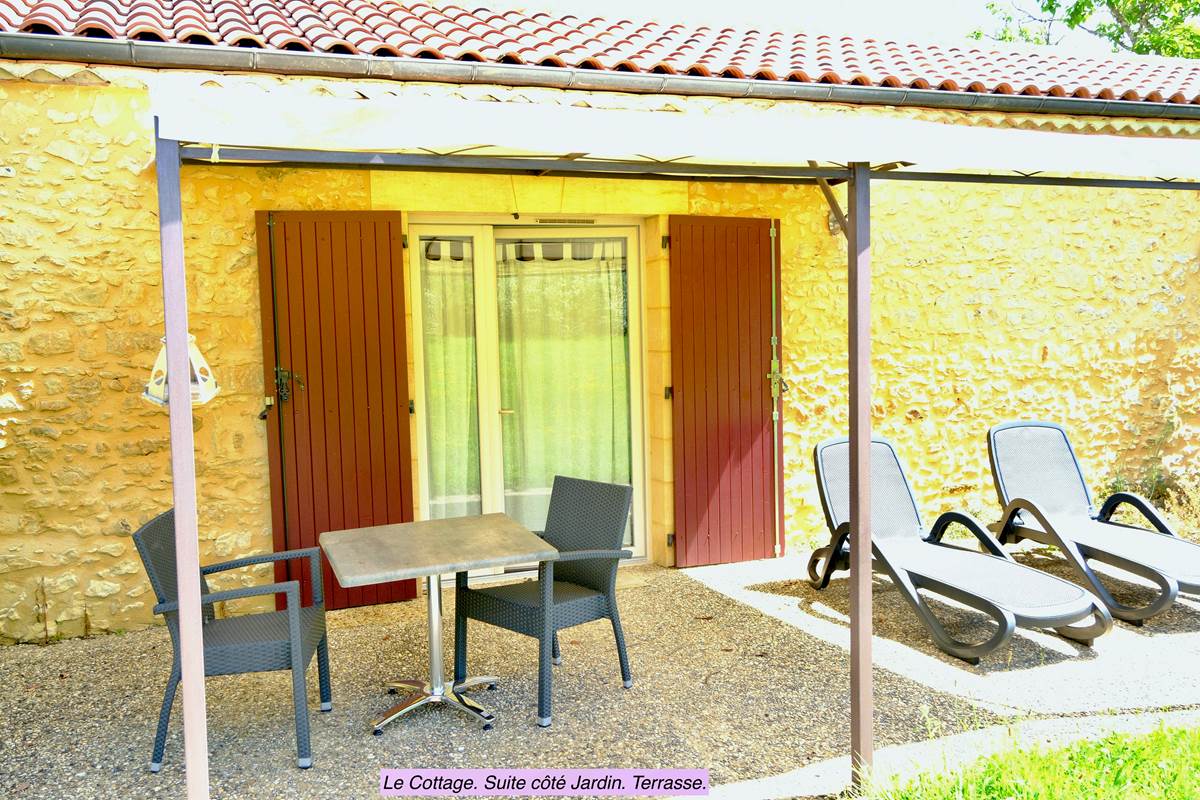 Champ de l'Hoste. Larzac. Suite côté jardin. Terrasse.