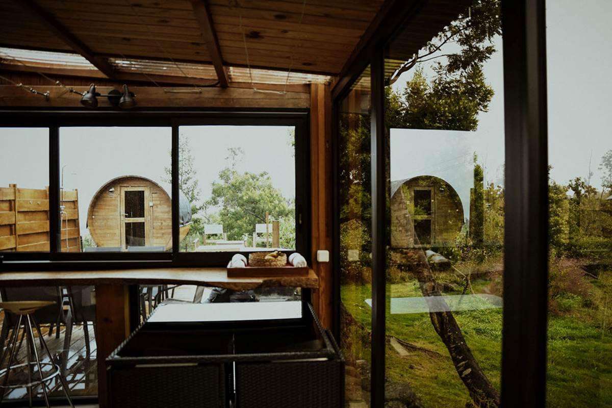 La table d'intérieur, bar d'accés en terrase, et tonneau du sauna