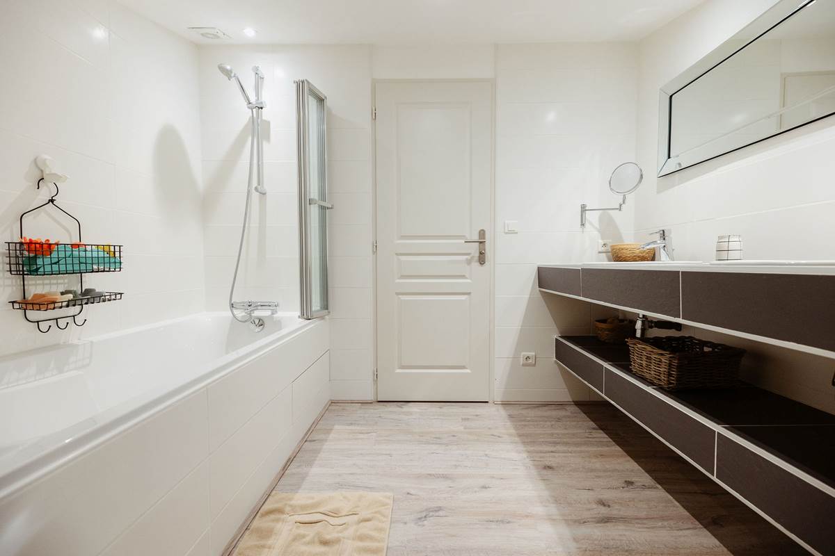 Le Chai Roudoudou, salle de bain, baignoire, double vasques