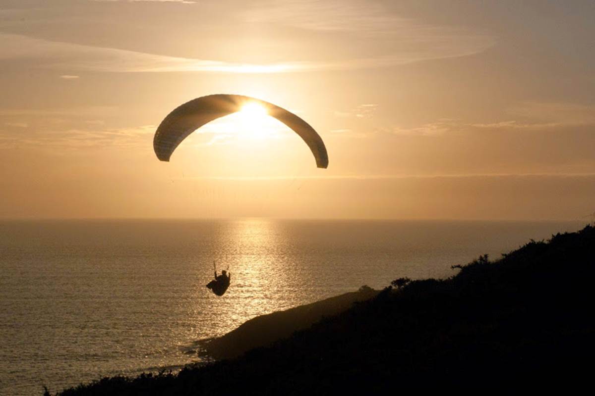 parapente et coucher de soleil en Bretagne