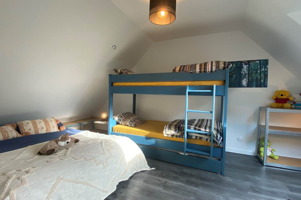 chambre avec un canapé lit en 140 et un lit gigogne