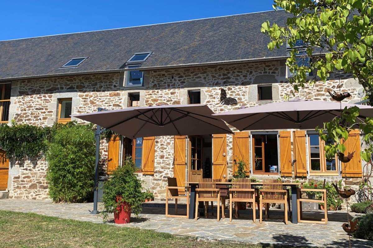 chambreshotes-vue- les-monts-du-cantal