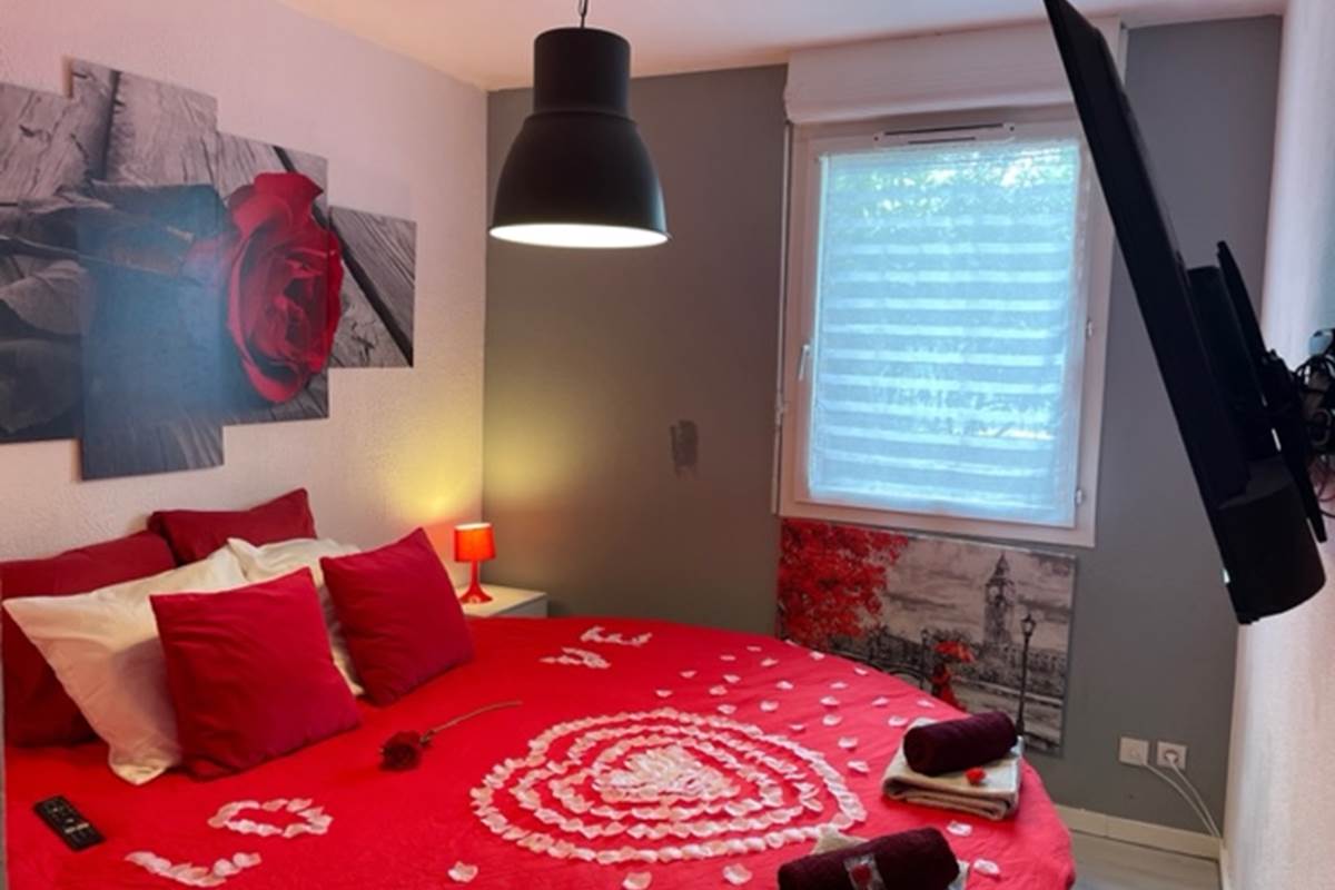 Chambre avec lit rond et télé