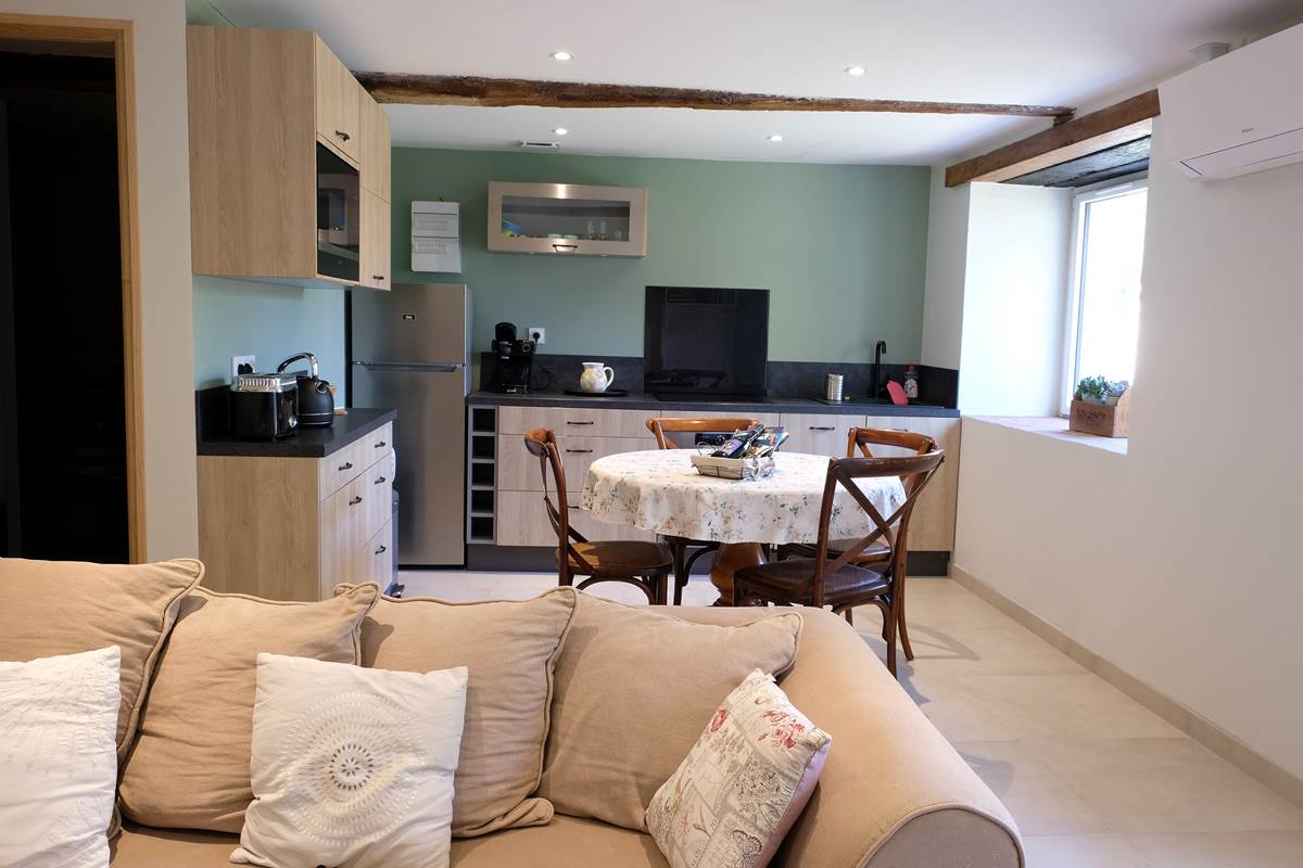 Salon chaleureux du gîte de charme en Touraine, espace confortable pour se détendre en famille