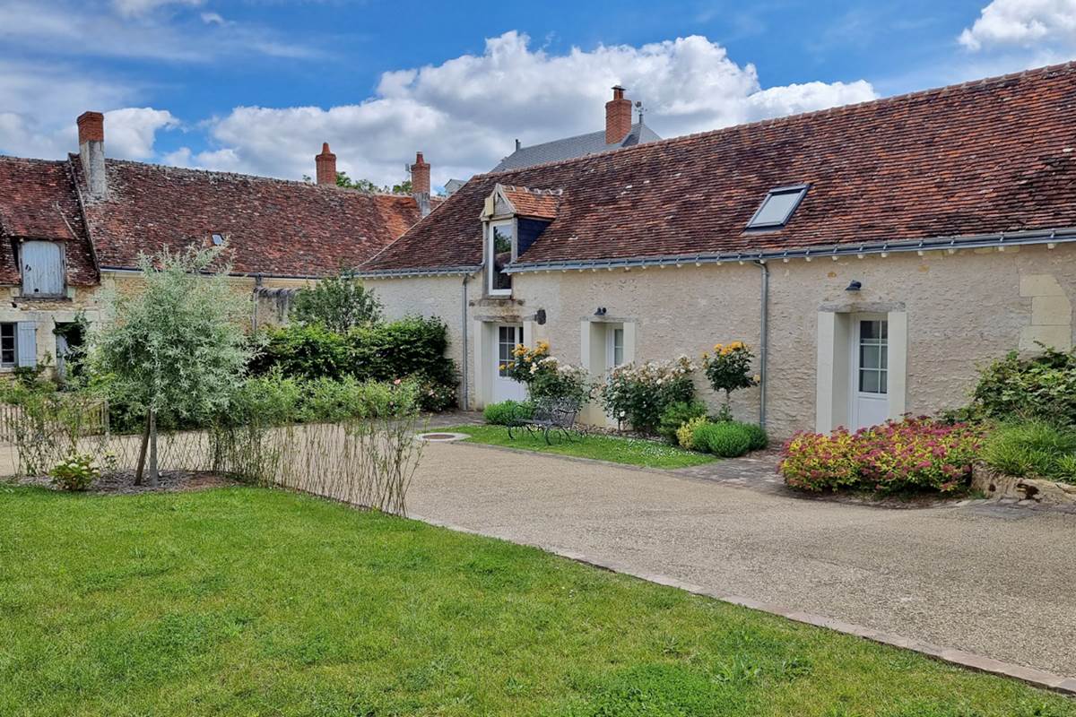 Cote cours de l'ancienne ferme - Grange A Porteau du Domaine des Cyclamens_