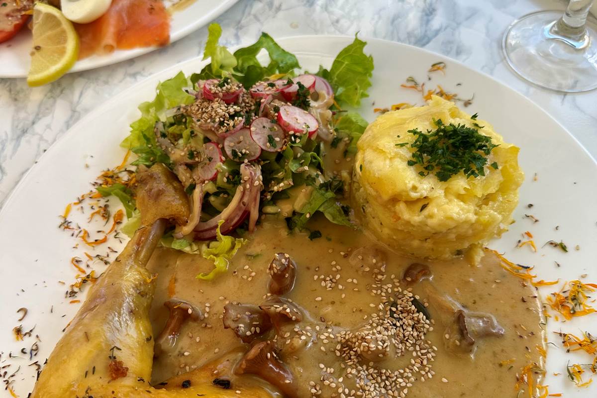 Restaurant-Boutique "Harmonie du Monde" : plats maison, produits frais majoritairement bio et locaux. Attenant à vos Gîtes "Le Chant des Sources" à Gimel-les-Cascades (19).