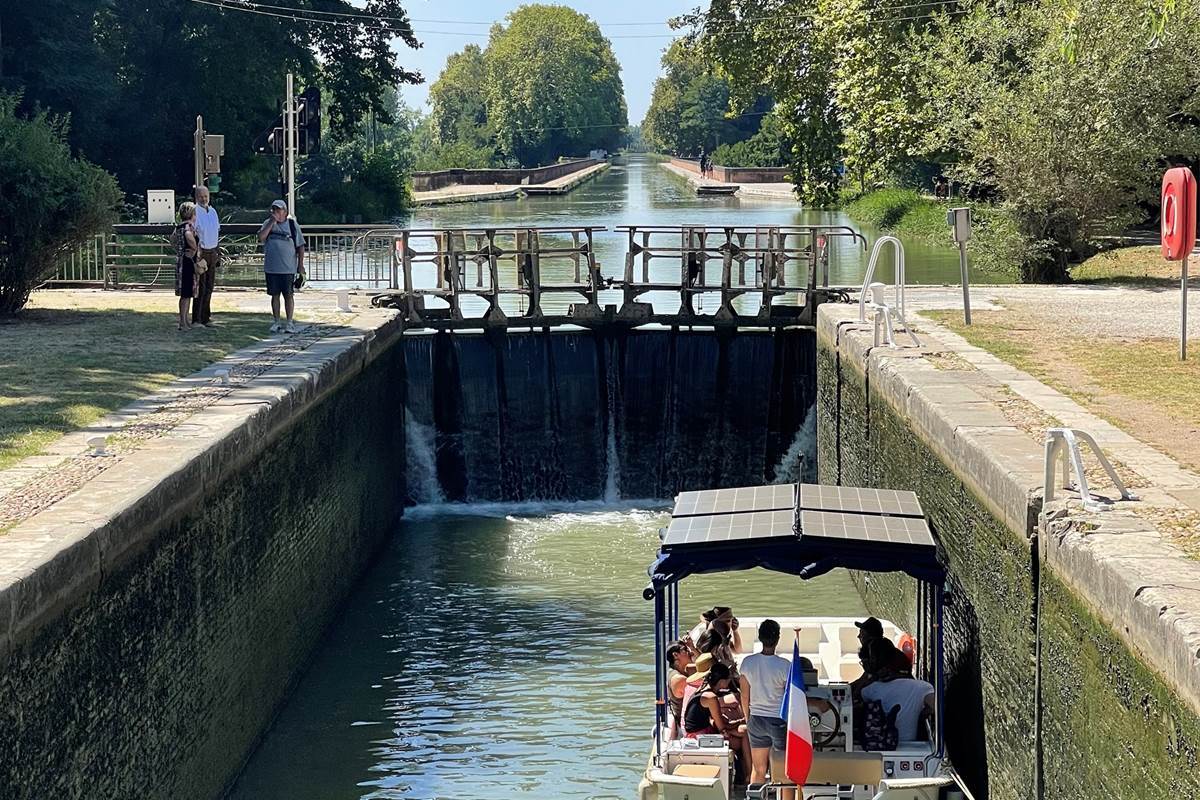 helios+confluences+en+train+de+monter+dans+l’écluse+cacor