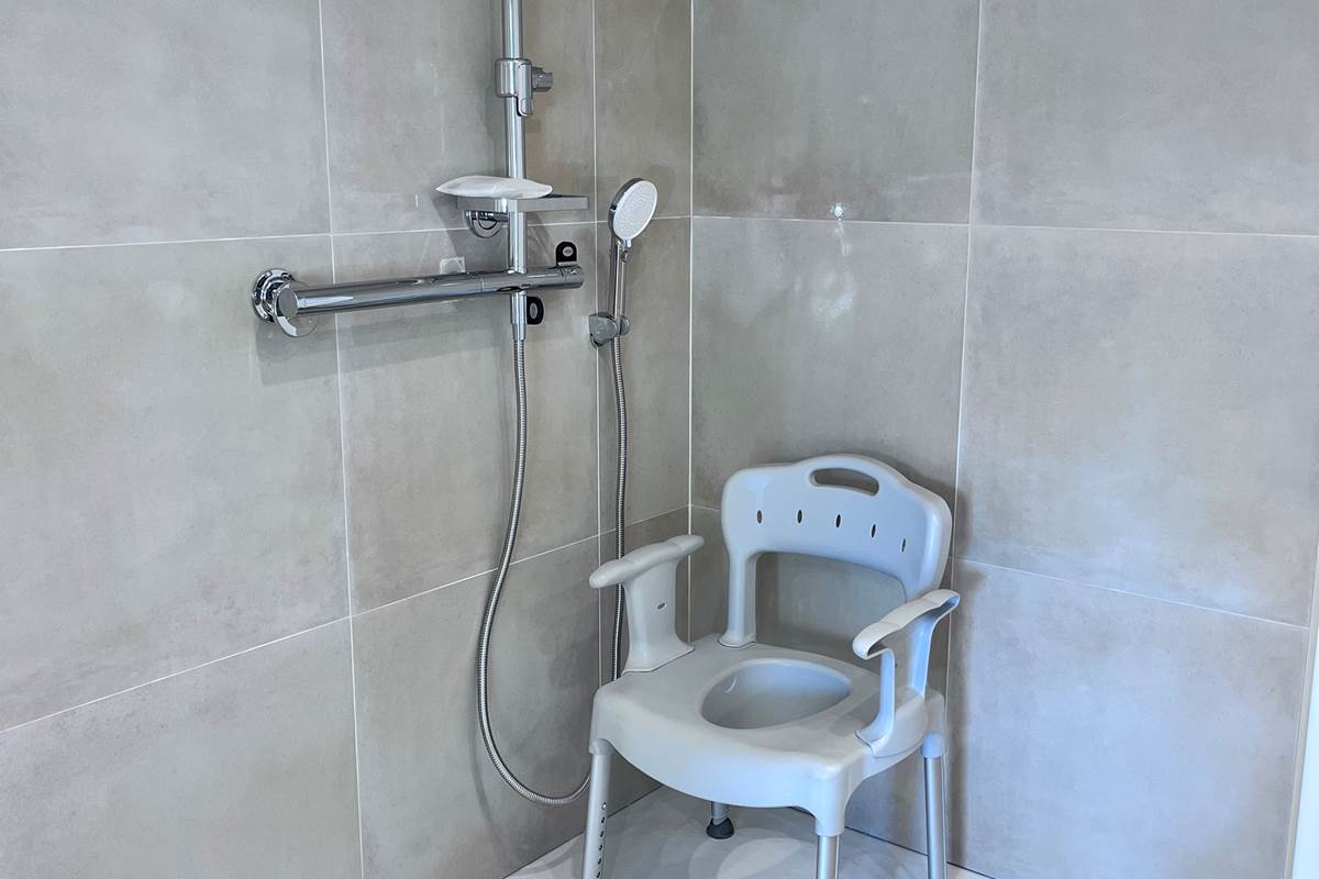 SDB 10 m2 avec douche et 2 lavabos dont 1 PMR et toilettes réhaussée