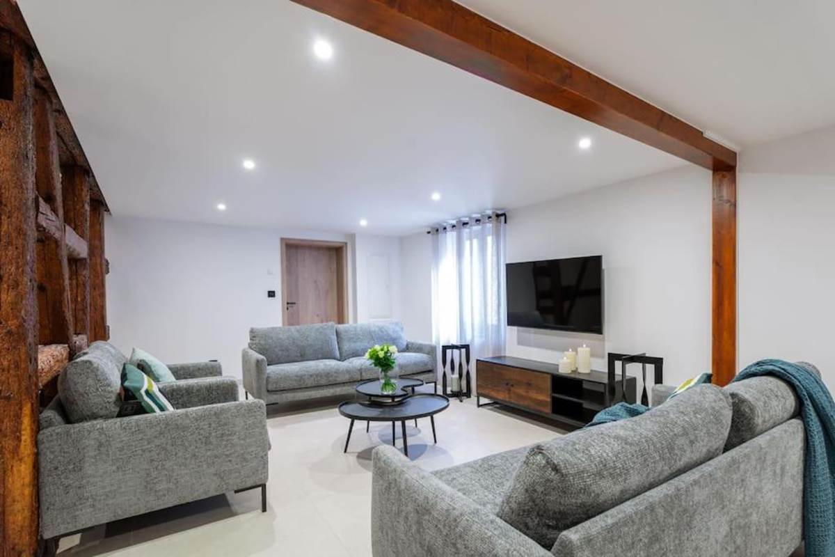 GITE-LA-RUINE-Salon-TV