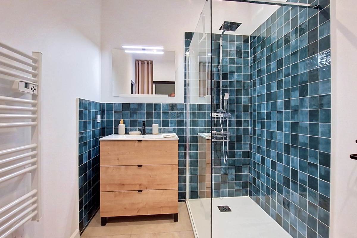 Deuxième salle d’eau du gîte Le Pressoir avec douche spacieuse
