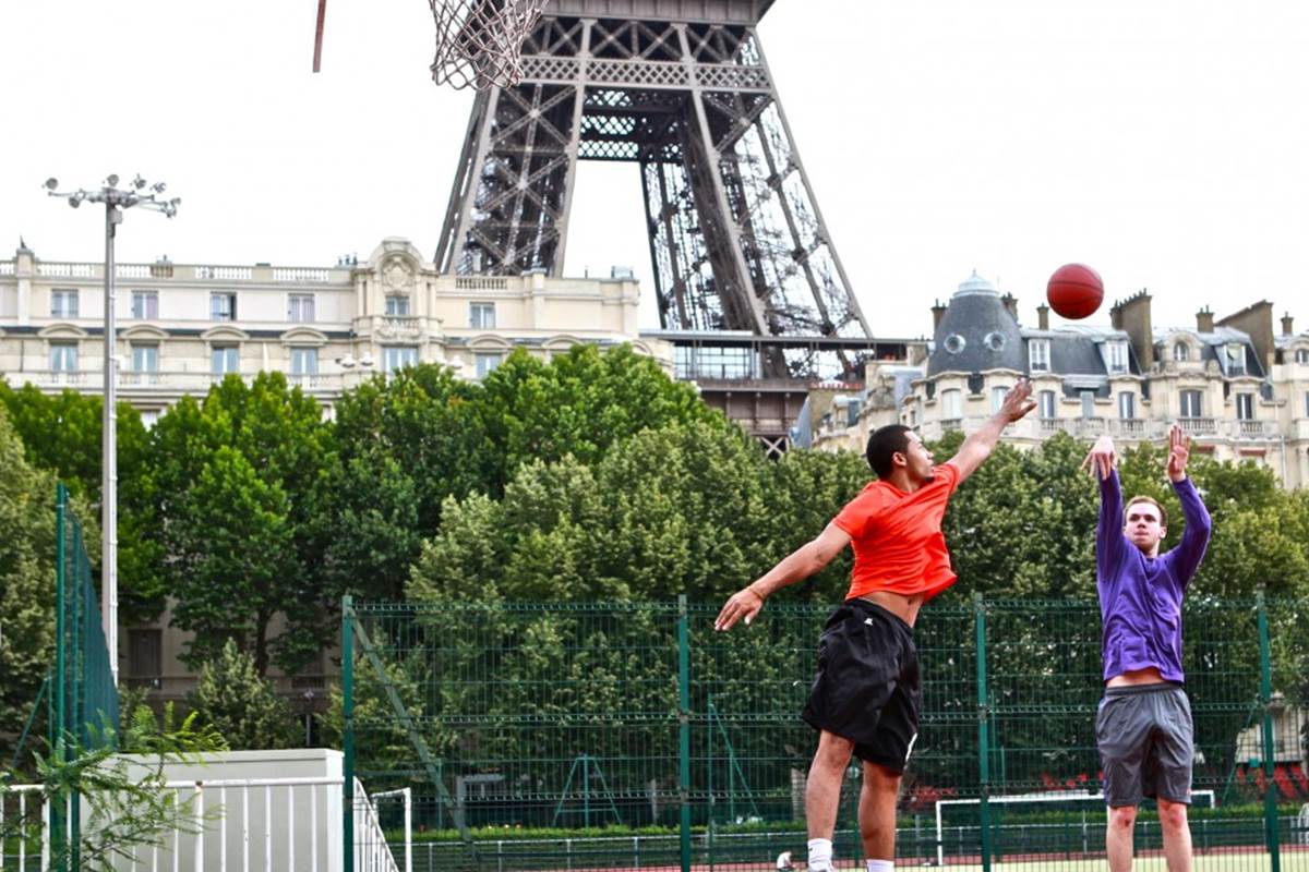 meilleur-terrain-basket-playground-paris-cadre-vue-bir-hakeim-stade-emile-anthoine-975x1024