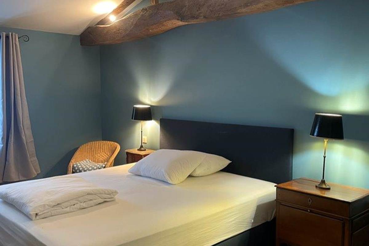 Chambre lit double, étage, salle de bain privative, vue jardin, vignoble, chambres d'hôtes