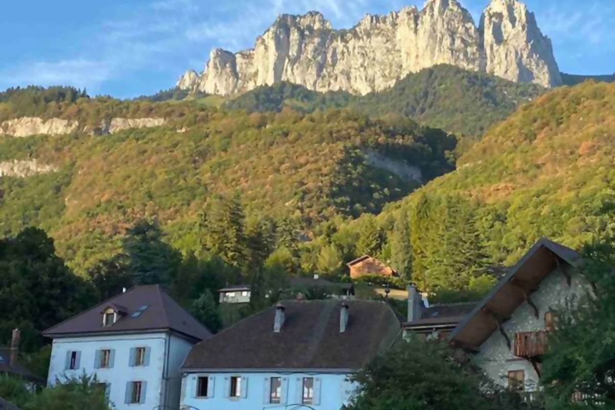 02-Le jardin de talloires-VUE MAISON DEPUIS VILLAGE