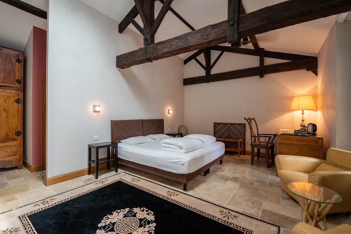 Chambre lit double, rez de chaussée, chambre prestige, salle de bain privative, vue jardin et rivière, vignoble, chambres d'hôtes