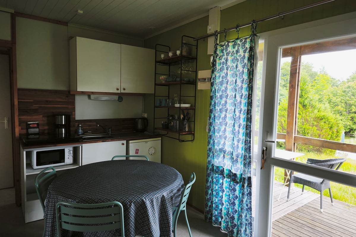 Cuisine avec vue sur la prairie et les arbres